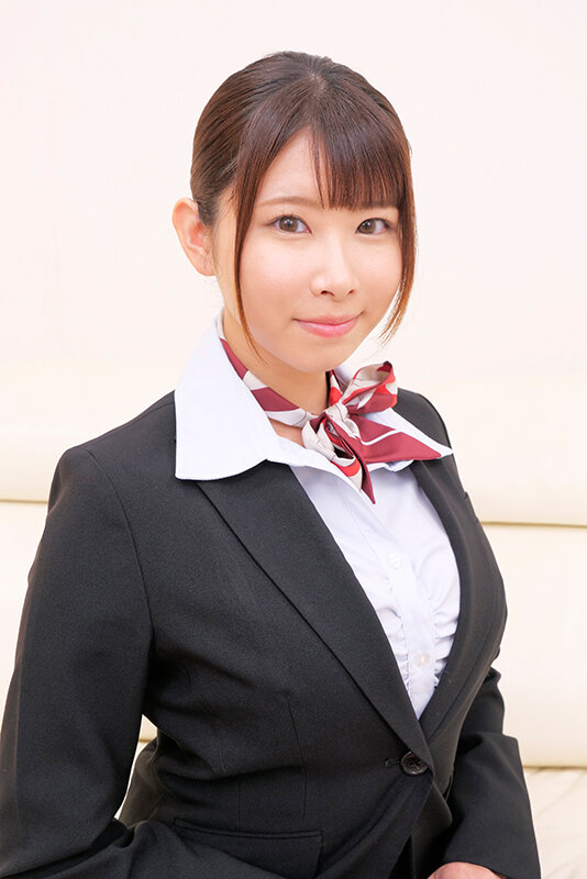 航空会社勤務の現職キャビンアテンダントさん!女性経験無しのシャイな童貞の悩みを解決してもらえませんか? フル勃起した童貞チ○ポにフライト帰りでムラムラしてるCAさんが赤面発情!?さくらさん 三田サクラ
