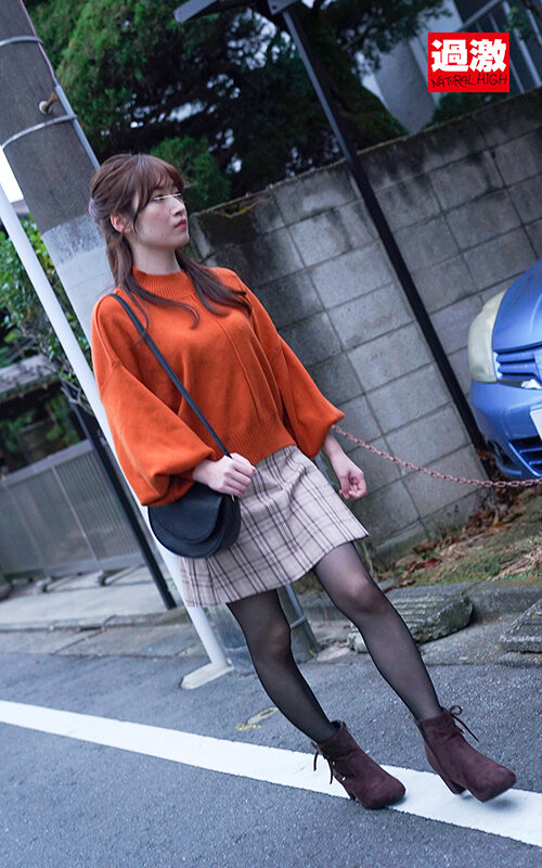 中出し寸前に抵抗して抜けたチ○ポを何度もぶち込まれイキ狂いだす女の腰を押さえつけ逃がさない鷲掴み膣奥射精4 美乳スレンダー女