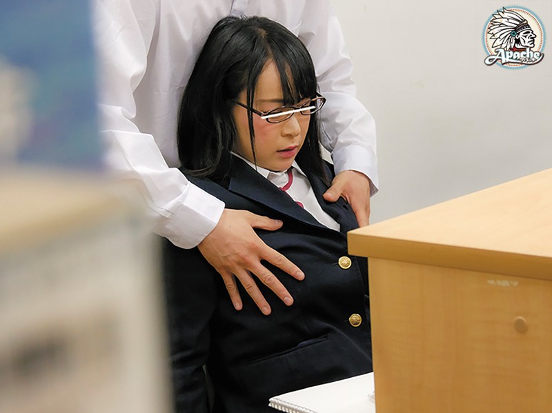 真面目で気弱なメガネ図書委員は男子生徒や男性教師からのセクハラに逆らえず、ただひたすら我慢を続ける日々。毎日のように続くセクハラ行為に…