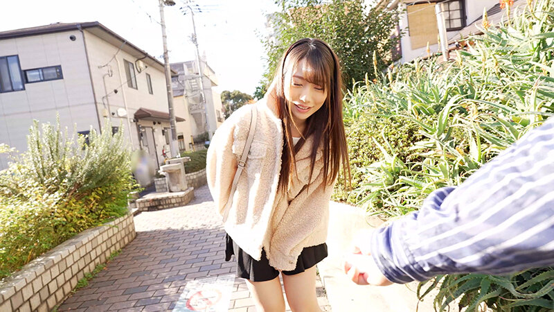 とびっこ着けた彼女が街中散歩で欲情し、メス犬のようにマン汁たらして屋外セックス!