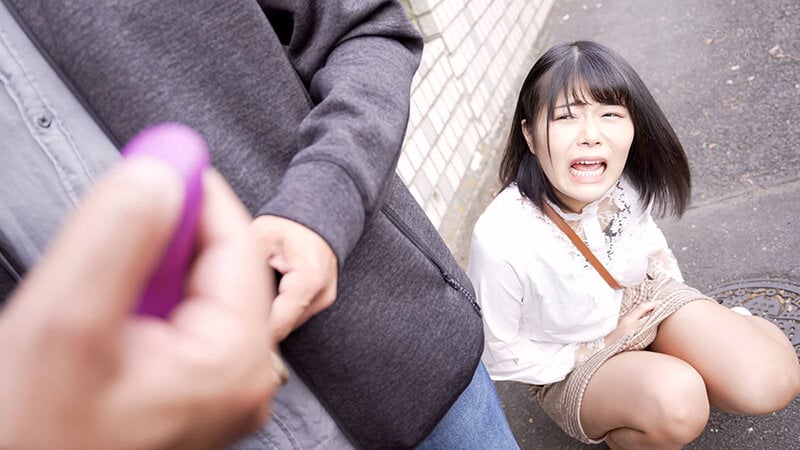 とびっこ着けた彼女が街中散歩で欲情し、メス犬のようにマン汁たらして屋外セックス!