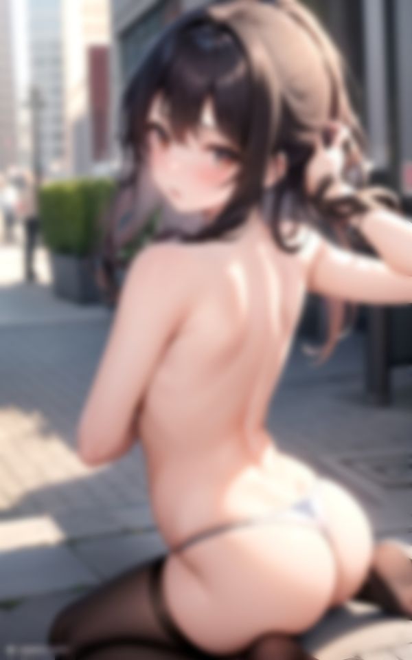 お尻を突き出して誘惑してくる露出美人さん