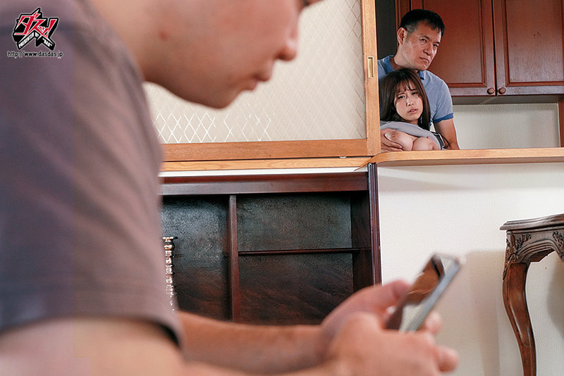 芸能人になれると信じた巨乳すぎる彼女が親父プロデューサーに寝取られ種付けプレスされていた。 夏海さや