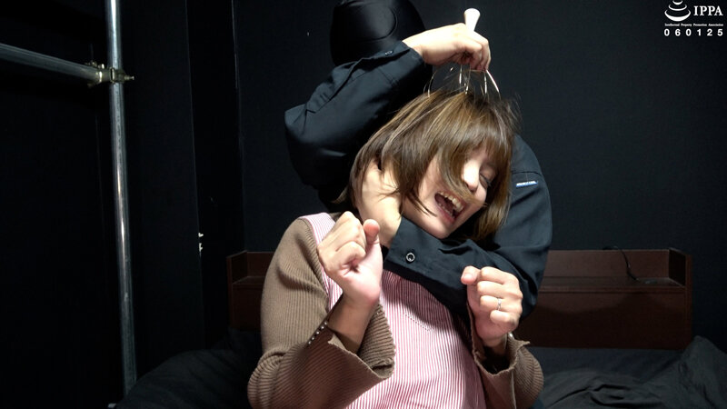 超くすぐったがりだけど我慢強いママさんにくすぐり我慢ゲーム! 玉城夏帆