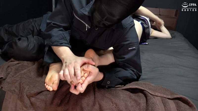 マッサージで敏感になるのか? くすぐったい施術でほぐしながらのくすぐり! 角名つむぎ