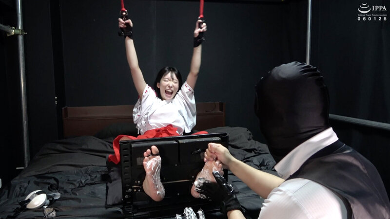 巫女服で足裏弱点のアイドルに足枷徹底くすぐり! 宇佐美みおん