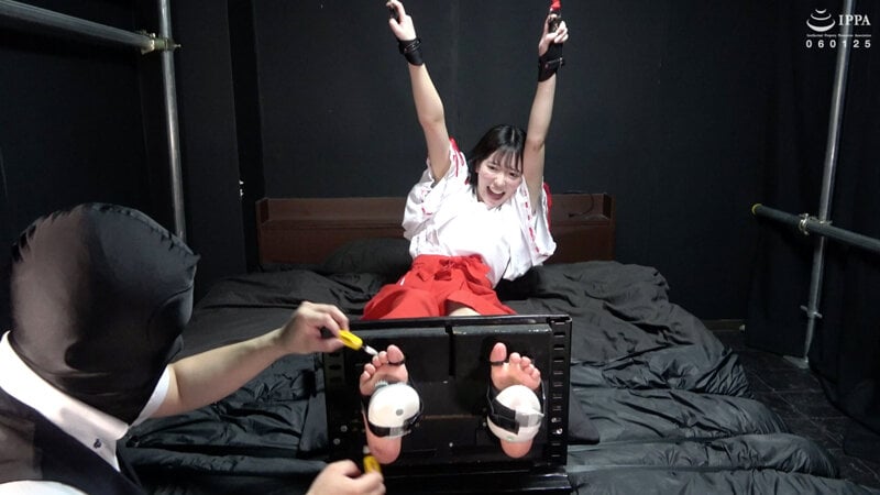 巫女服で足裏弱点のアイドルに足枷徹底くすぐり! 宇佐美みおん