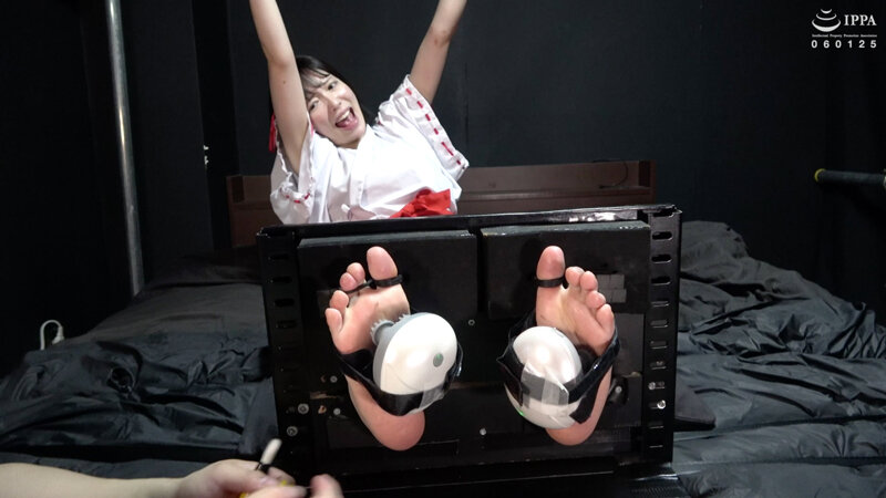 巫女服で足裏弱点のアイドルに足枷徹底くすぐり! 宇佐美みおん