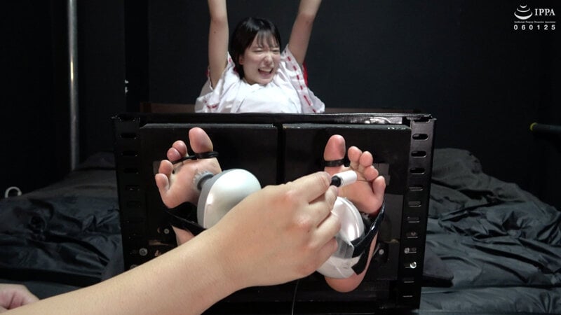 巫女服で足裏弱点のアイドルに足枷徹底くすぐり! 宇佐美みおん