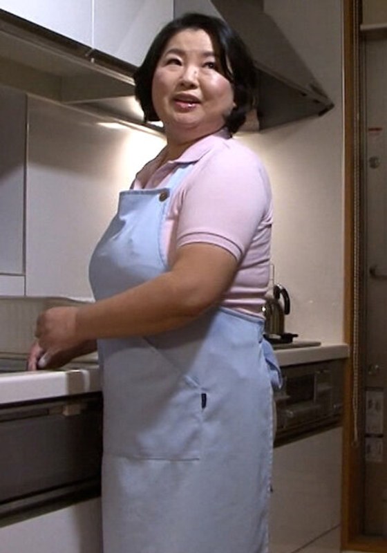 おじいちゃんのお世話に来たポッチャリ巨乳の熟女ヘルパーさんとエロくて楽しいアフターサービス！？