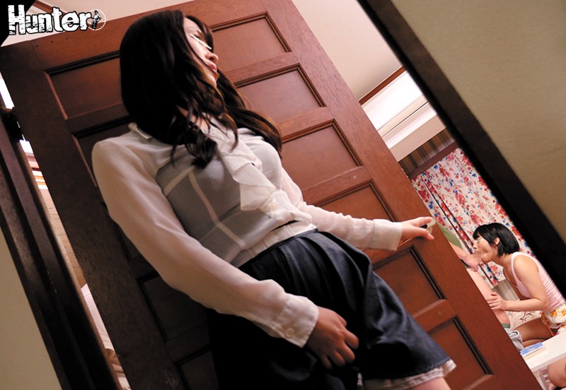 突然出来たビッチな義母と真面目な義妹で3P！父親の再婚でセクシー過ぎる義理の母と真面目でカワイイ義理の妹ができた！とにかく義母がエロすぎてパンチラ＆胸チラ全開で毎日勃起しまくりの生活…。これはこれでラッキーだと思っていたら、そんなボクに気づいた義理の妹が…