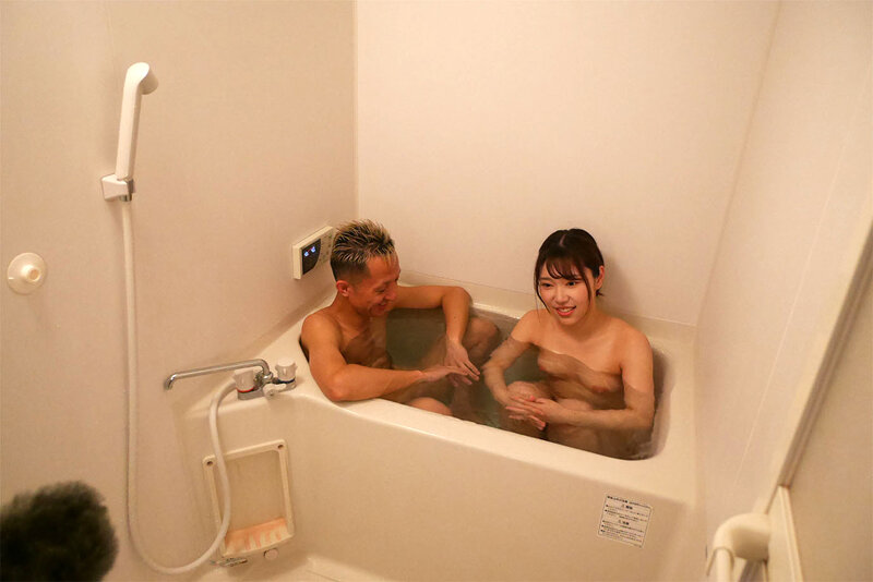 制服美少女と中出しセックスに耽る絶倫オヤジとの濃密性交。