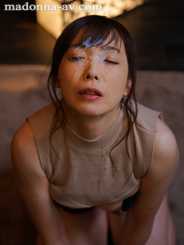 熟女なのに可愛い、可愛いのにドスケベ。 天然小悪魔タイプの肉食人妻 小林真梨香 46歳 AVデビュー！！