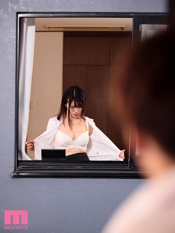 寮の向かい部屋は僕の憧れ巨乳女教師 こっそり覗きを楽しんでいたがバレてしまった日から…まさかのオッパイ誘惑がエスカレートして我慢できず勃起チ○ポを見せつけた 辻井ほのか