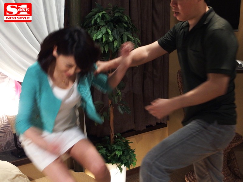 夫の目の前で犯●れた若妻 秋山祥子