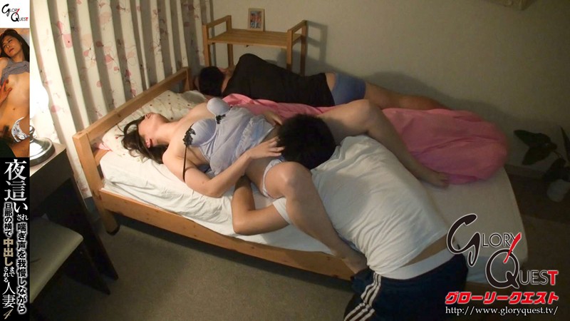 夜●いされ喘ぎ声を我慢しながら旦那の横で中出しまでされる人妻 4