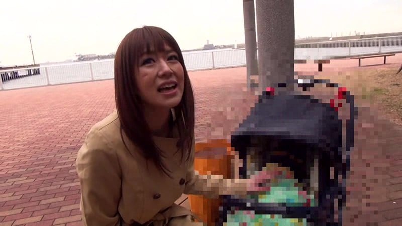 ベビーカーを押してる無防備な奥さんに声を掛けてそのままハメ撮り