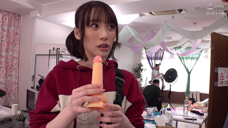 無茶振り！イタズラ！初々しい新人女ADに撮影現場の洗礼！ 監督の立場を利用して激ピスSEXに持ち込んだら自ら腰をクネクネ振ってイキまくっちゃう！～もも編～