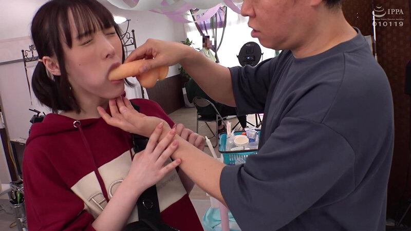 無茶振り！イタズラ！初々しい新人女ADに撮影現場の洗礼！ 監督の立場を利用して激ピスSEXに持ち込んだら自ら腰をクネクネ振ってイキまくっちゃう！～もも編～