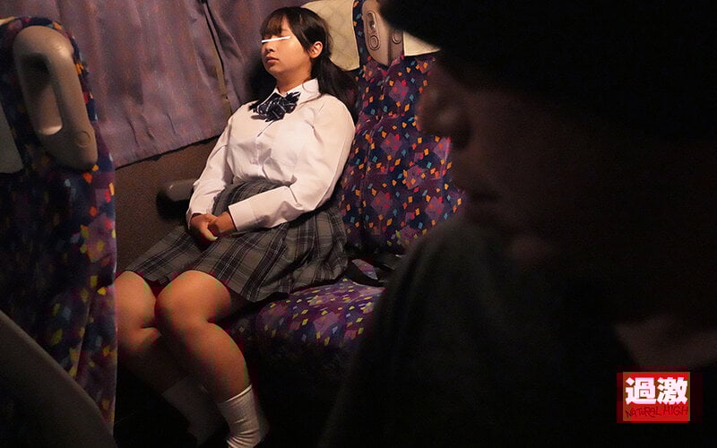 就寝中の夜行バスで指マン痴●された恐怖に目を開けられず寝たふりしながらイキまくる気弱女子○生