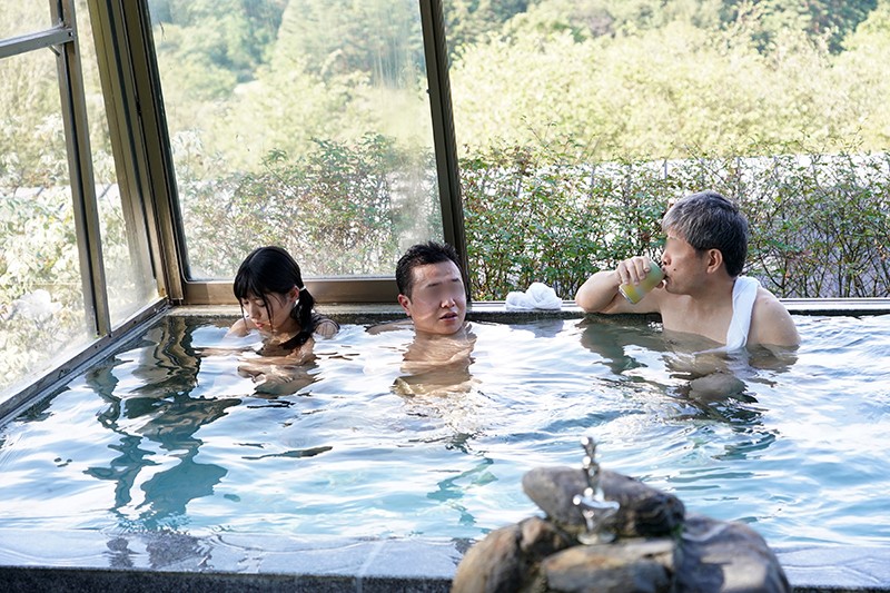 男の浪漫!秘境混浴温泉を求めて…(下心を隠して)混浴温泉に入ったら、ウブでおませなひよこ女子にちんちんバカになるほどおち○ぽみるく絞りとられた