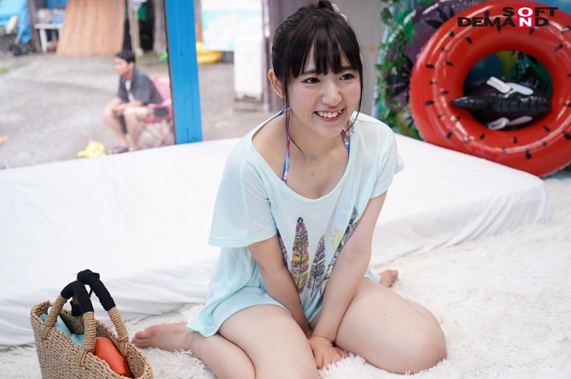 マジックミラー号カップルNTR 彼氏までミラー越し30cmの距離で密着泡マッサージ体験！健気で一途な彼女でさえ、股間の擦れる快感に他人ち○ぽを拒めない！？