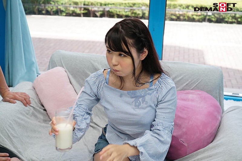 マジックミラー号 ミニスカートが似合う現役女子大生に「牛乳を口に含んだ状態で10分間くすぐりにガマンできたら100万円！」と声をかけ凄テクAV男優の妙技でHにいじくりたおしました！