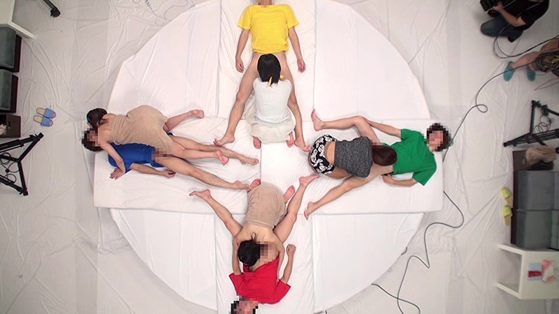 一般人カップル×真正中出し×連続射精ゲーム 愛する彼氏の目の前で、いつ他人精子が暴発するか分からない！？ 彼氏を中出し発射することができれば100万円！！ ハラハラドキドキ中出しロシアンルーレット