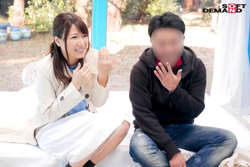 「夫婦限定」マジックミラー号の中で、自慢の奥さんを「寝とって」真正中出し! 16