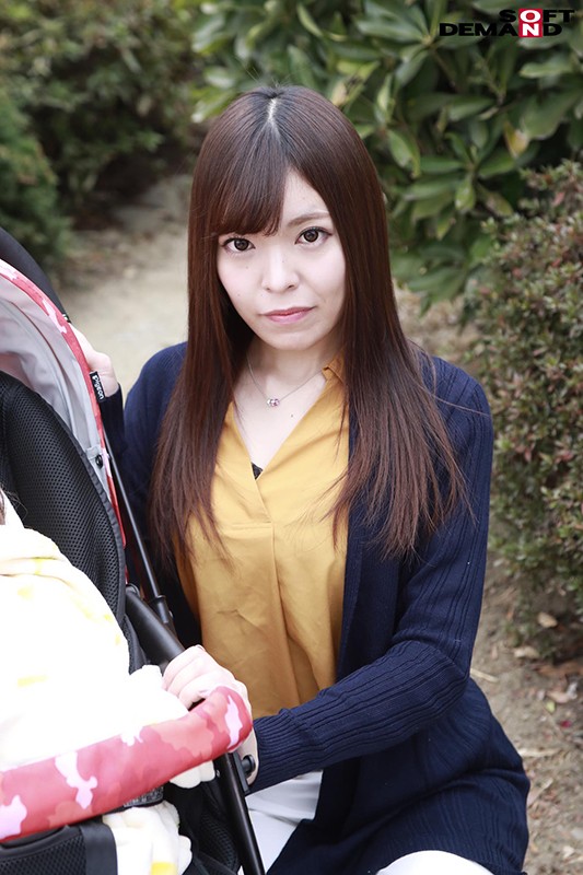 マジックミラー号 心優しい子持ちのママがデカチンで妻に挿入を許してもらえない男性に素股奉仕 産後で感度が上がったマ○コは我慢できず、不倫挿入真正中出し!6