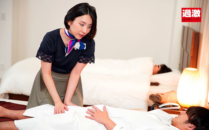 妻がいる至近距離で寝取りエステ 平然とマッサージしながらこっそりチ○ポを挿入し腰振り騎乗位で中出しまでさせるドスケベ巨尻エステティシャン