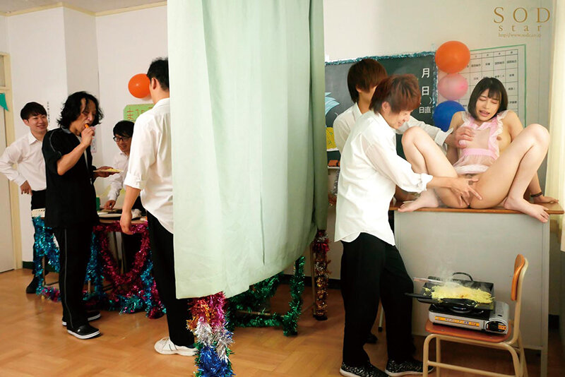 「俺らの出店の裏メニューは担任の潮吹きだから遊びにこいよ?w」文化祭で無理やり生徒たちに輪●レ×プされた新任女教師 唯井まひろ