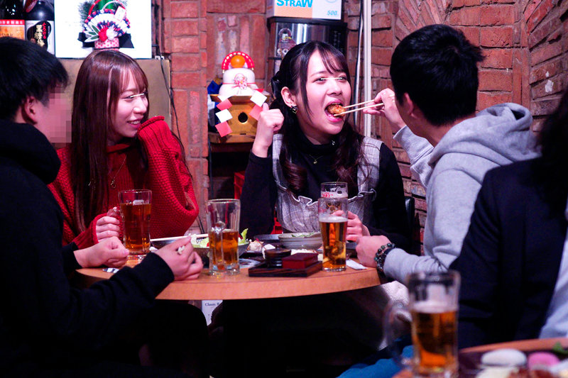 羞恥！彼氏連れ素人娘をマシンバイブでこっそり攻めまくれ！21素人VSマシンバイブ 激安居酒屋にマジックミラー特設スタジオを設置令和4年お正月だヨ！美人姉妹が酒とノリでNTRスペシャル！編