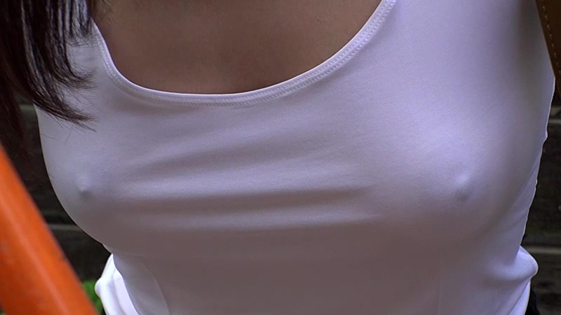 あれまさか?ノーブラ透け乳首ポッチ?!隣に住む女子大生はいつも優しく僕にあいさつしてくれるけど、服装がラフすぎて乳首まるわかり。視線に気づいて、私のおっぱいでいいの?と聞かれた件。