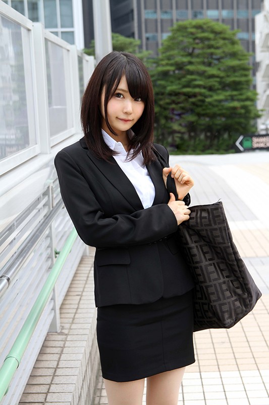 まだあどけない巨乳学生が世の中の仕組みを大人の無責任な生チ●ポでたたき込まれるビデオ 10人4時間