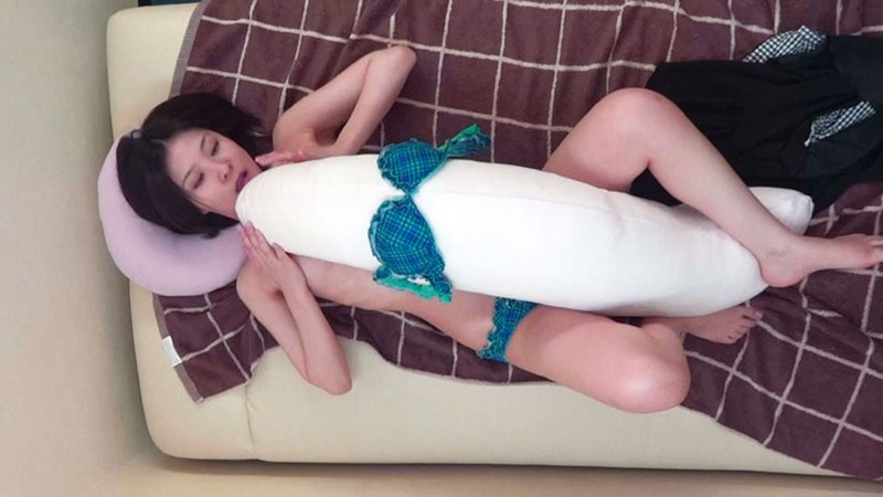 秋葉原発！女性専用抱き枕カフェで本気オナニーに夢中な働く女子たち