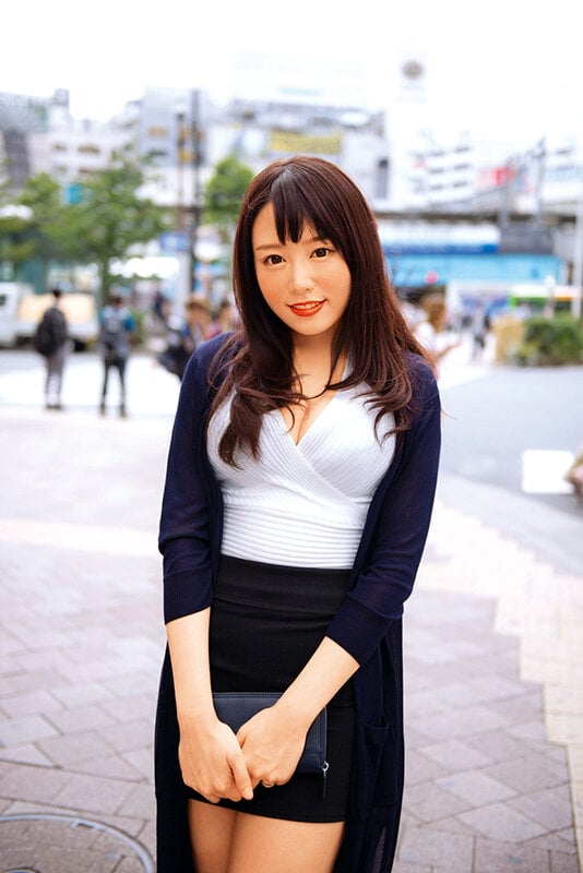 新妻、ヒミツのNTR 初級編! オトナの遊びに惹きつけられた美しい人妻20人