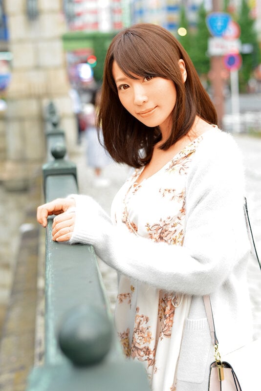 新妻、ヒミツのNTR 初級編! オトナの遊びに惹きつけられた美しい人妻20人