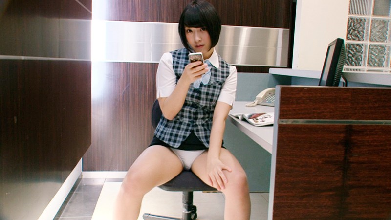 濡れ染みパンツでパンチラ挑発され、ビンビンに勃起したち○ぽにシミ付きパンツをかぶせられパンコキ＆パンフェラ発射！