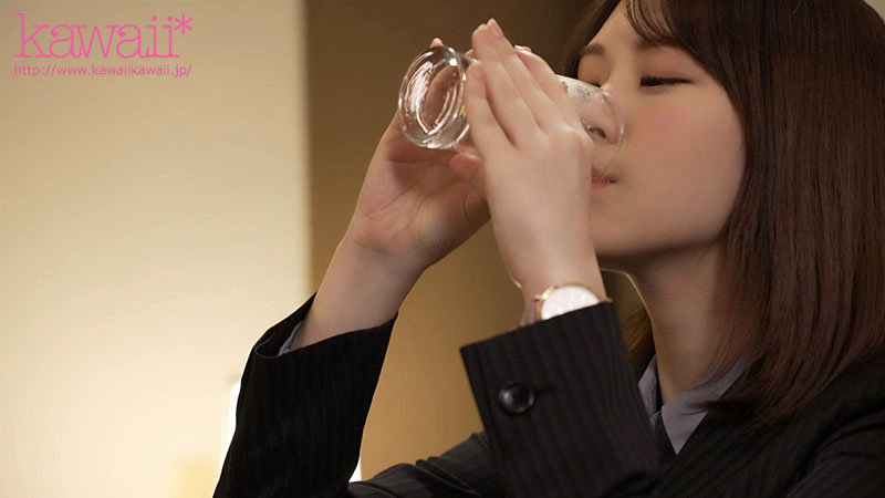 軽蔑している脚フェチセクハラ上司と出張先ホテルでまさかの相部屋で中出し交尾に溺れて… 酒井莉乃