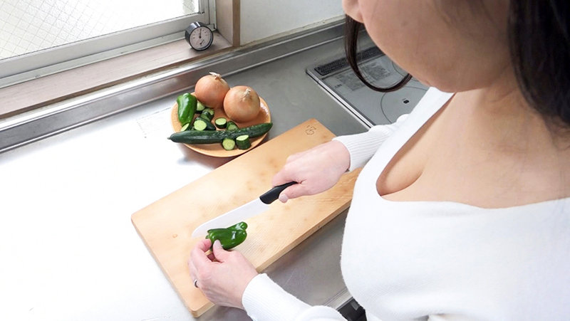 J-cup爆乳おっ母さん、欲求不満につき、隣の若い男を連れ込む。佳代子（54歳）