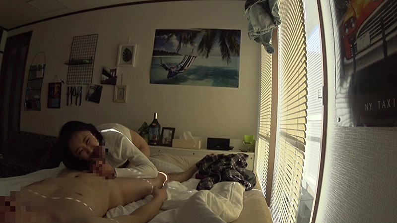 「私みたいなおばちゃんでホントにいいの？」若い男の子が完熟おば様を部屋に連れ込みあの手この手で口説いて中出しセックスするビデオ Vol.8