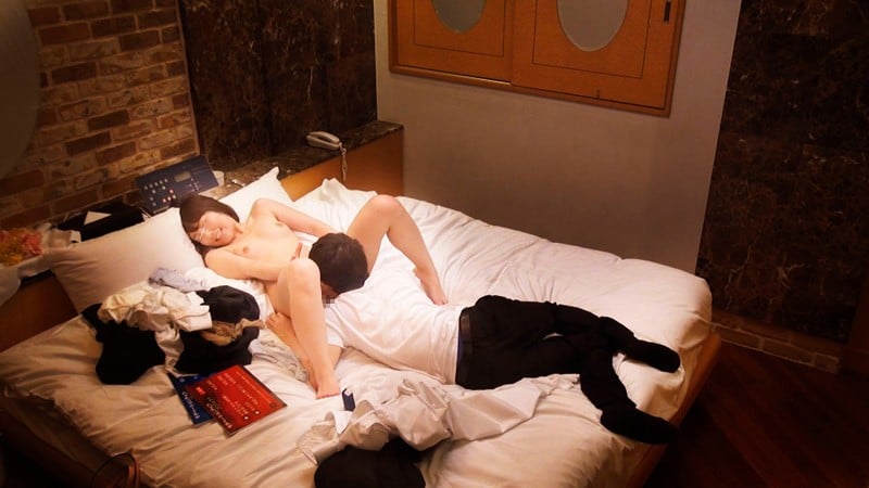 一般男女モニタリングAV 終電間際の社会人男女に突撃交渉！人妻OLは後輩男子社員とラブホテルで2人っきりになったら旦那を忘れて1発10万円の連続射精セックスしてしまうのか！？4組合計中出し13発！