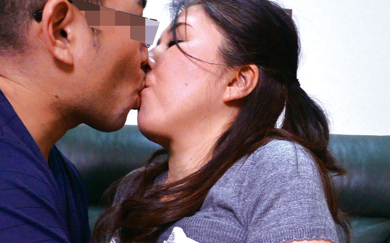 超スリルな状況で絶対にバレてはいけない!母×息子の危険なセックス4時間