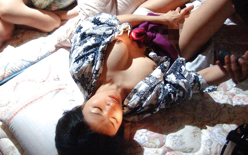 超スリルな状況で絶対にバレてはいけない!母×息子の危険なセックス4時間