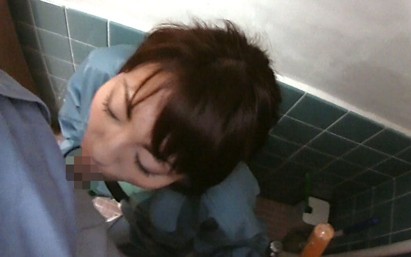 掃除婦の美熟女に勃起チ○コ見せたらその場で抜かれた4時間