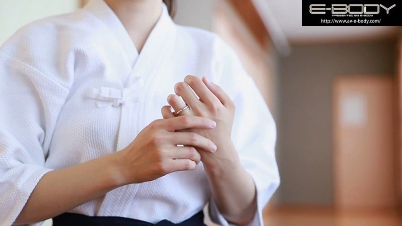 出産後も引き締まったアスリートボディ 剣道全国大会準優勝!スレンダーFcup母乳若妻E-BODYデビュー