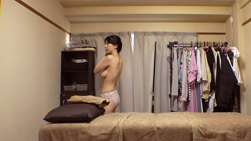 媚薬オイルマッサージ 痴●盗撮&中出し素人娘VOL.56 超強力媚薬を配合したマッサージオイルを施術中に知らずに塗りこまれたオンナは、身体の火照りに驚き、チ〇ポを欲しがる自分に戸惑い、垂れ出したマン汁に恥ずかしがりながらも生ハメ中出しまで欲してしまう!