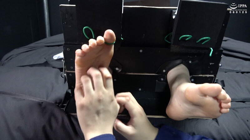 勤務 5 メイドさんの足を徹底くすぐり! 拘束されてくすぐられると気持ちよくなっちゃう!? 春日えな