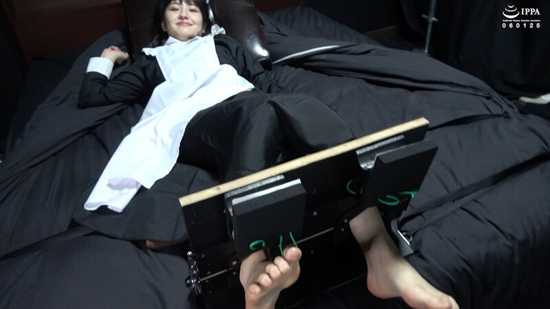 勤務 5 メイドさんの足を徹底くすぐり! 拘束されてくすぐられると気持ちよくなっちゃう!? 春日えな